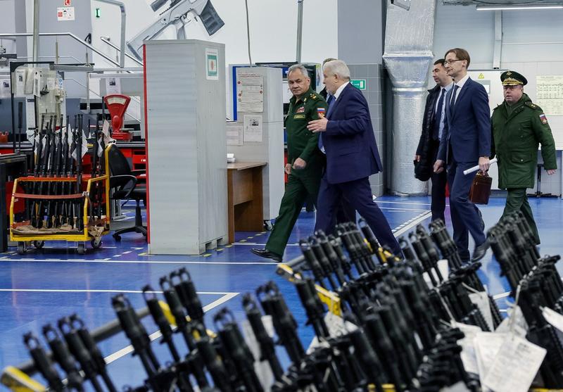 Ministrul rus al apărării Serghei Șoigu, în vizită la grupul industrial Kalaşnikov, Foto: Vadim Savitskii / Sputnik / Profimedia