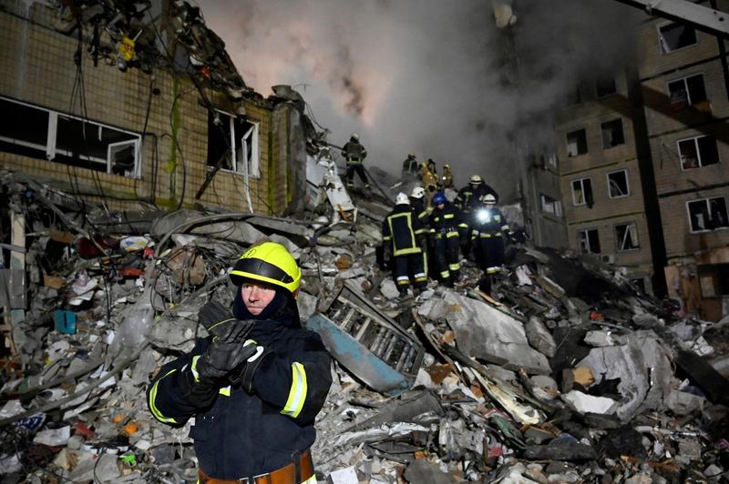 Zeci de morți și de răniți după ce o rachetă rusească a lovit un bloc din Dnipro, Foto: Sergei CHUZAVKOV / AFP / Profimedia