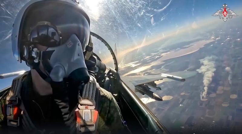 Pilot al forțelor aeriene ruse într-un avion de luptă Su-35 în timpul unei misiuni în Ucraina, Foto: Russian Defense Ministry Press Service / AP / Profimedia