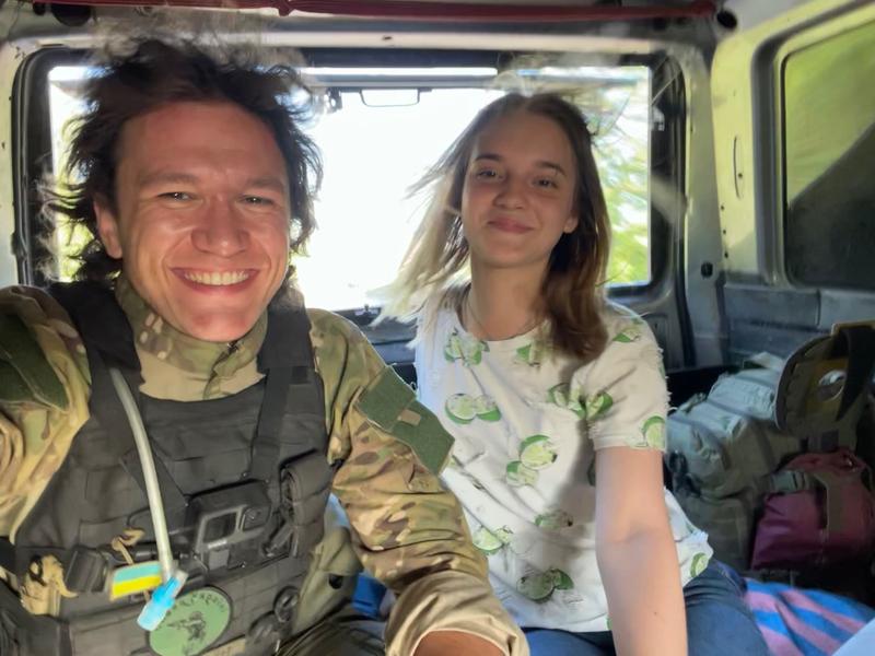 Voluntarul Ignatius Ivlev-Yorke și una dintre persoanele evacuate din Donețk, Foto: Ignatius Ivlev-Yorke/ Arhiva personală