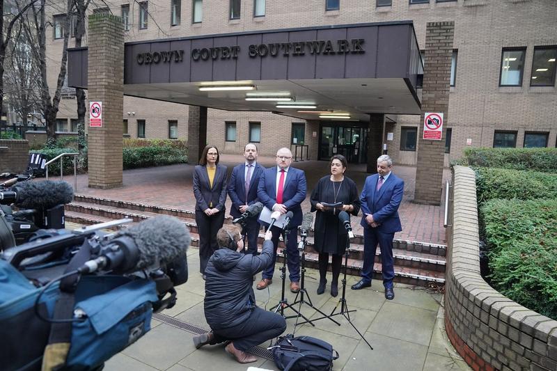 Autoritățile britanice vorbind cu presa în fața tribunalului Southwark Crown, după ce ofițerul David Carrick, a recunoscut 24 de violuri comise de-a lungul unei perioade de 18 ani, Foto: Jonathan Brady / PA Images / Profimedia