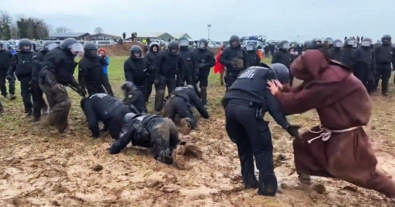 Politistii germani au incercat sa iasa in 4 labe din noroi, ajutati de colegii lor, Foto: Captura video