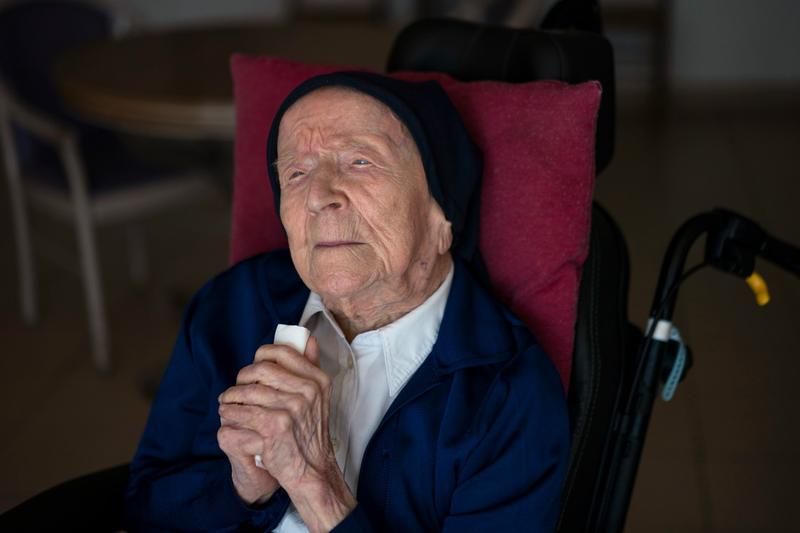 Lucile Randon, călugăriţa franceză cunoscută ca sora André, în 2022 când a devenit decana de vârstă a planetei, Foto: Daniel Cole / AP / Profimedia