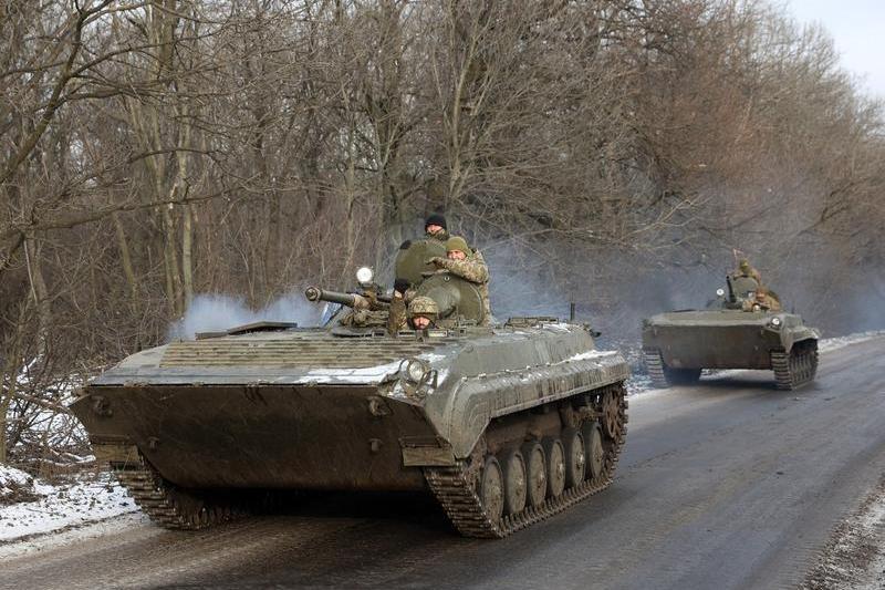 Soldați ucraineni cu transportoare blindate în apropierea frontului din Bahmut, Foto: Anatolii Stepanov / AFP / Profimedia