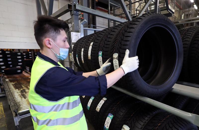 Angajat Nokian in depozitul firmei, Foto: Peter Kovalev / TASS / Profimedia