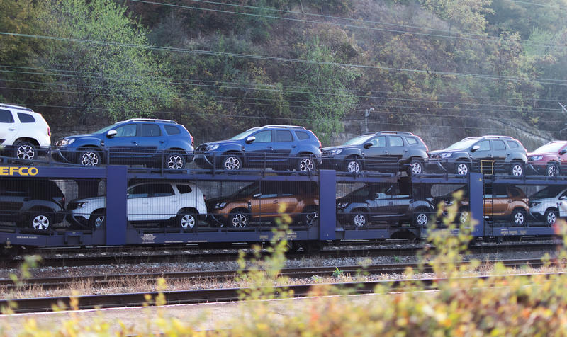 Tren încărcat cu Dacii Duster în România, Foto: DreamsTime / Bogdanel Vacarciuc