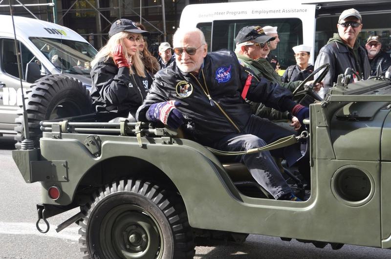 Buzz Aldrin conducând un Jeep la Parada de Ziua Veteranilor în New York în 2019, Foto: DOD Photo / Alamy / Alamy / Profimedia