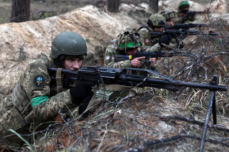 soldati ucraineni iau parte la exercitii militare in Donetk pe 21 ianuarie 2023, in contextul invaziei ruse, Foto: Anatolii STEPANOV / AFP / Profimedia