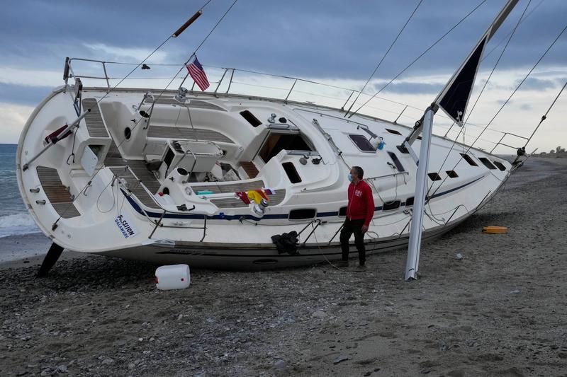 Barcă cu pânze folosită de contrabandişti pentru a transporta aproximativ 100 de migranţi spre Calabria, Foto: Alessandra Tarantino / AP / Profimedia