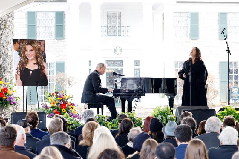 Alanis Morissette cantand la slujba de pomenire a cantaretei Lisa Marie Presley, Foto: Jason Kempin / Getty images / Profimedia