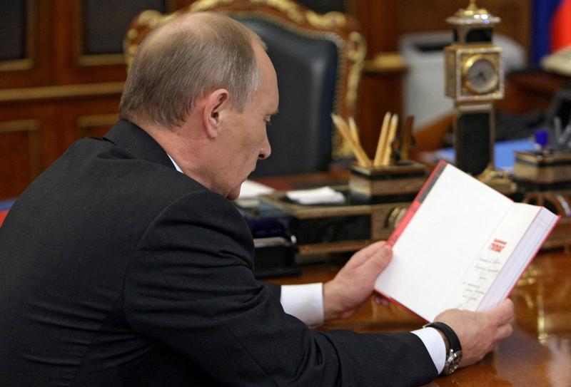 Putin cu un exemplar al „Arhipelagul Gulag”, Foto: Janet Skarzynski / AFP / Profimedia Images