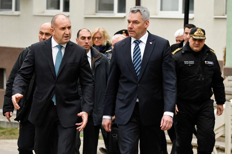 Cancelarul austriac Karl Nehammer alaturi de Ruman Radev, presedintele Bulgariei, Foto: NIKOLAY DOYCHINOV / AFP / Profimedia