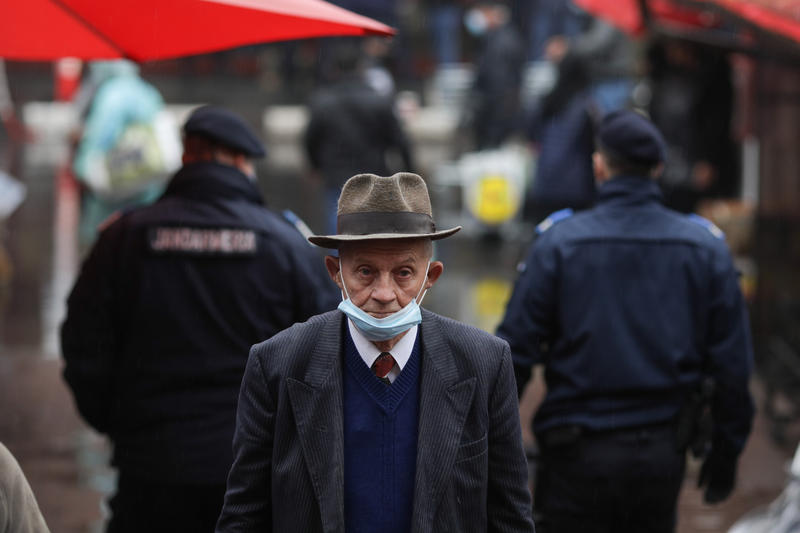 Purtarea măștii ar putea fi din nou indicată în contextul apariției noii subvariante COVID-19, Foto: INQUAM Photos / Octav Ganea