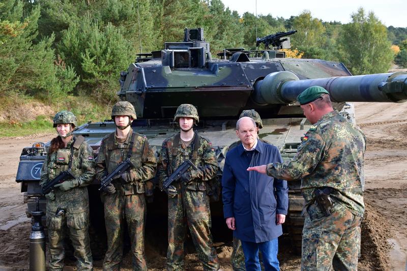 Olaf Scholz cu un tanc Leopard in spate, Foto: Sven Eckelkamp / Imago stock and people / Profimedia