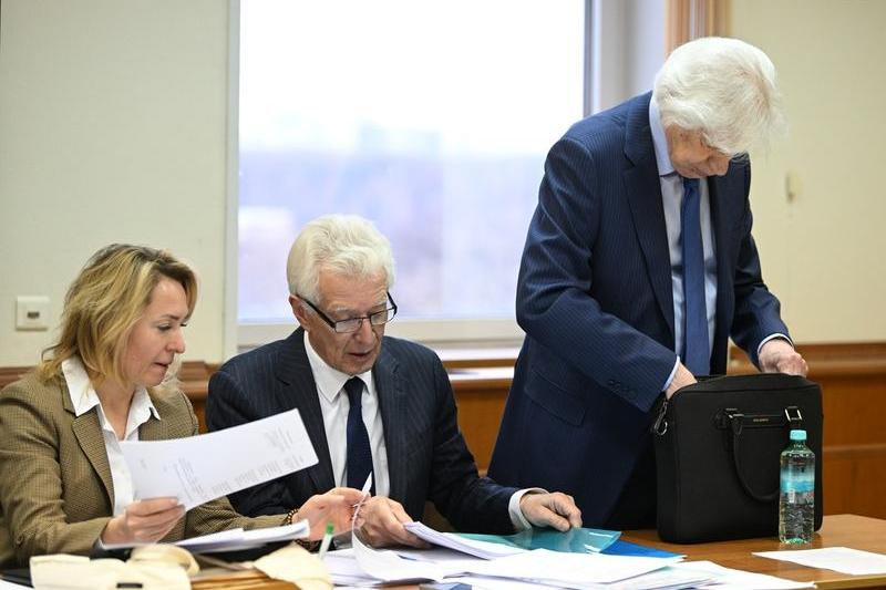 Membrii Grupului Helsinki din Moscova, Svetlana Astrakhantseva, stanga, și Henri Reznik, dreapta, au participat la procesul de inchidere a ONG-ului, Foto: Pavel Bednyakov / Sputnik / Profimedia