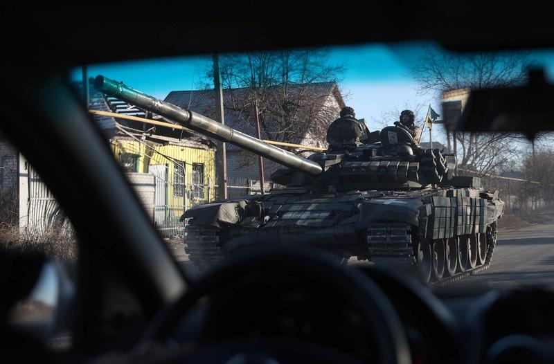 soldati ucraineni pe un tanc T-80 in apropiere de Liman, Donetk, Foto: Anatolii STEPANOV / AFP / Profimedia