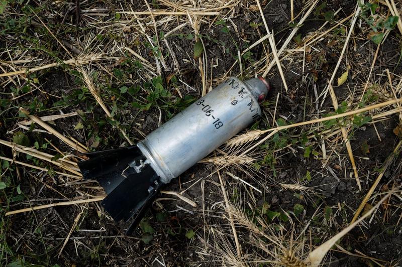 O bombă cu dispersie neexplodată înainte de a fi detonată cu explozibili într-o explozie controlată de o echipă ucraineană de geniști în afara orașului Nikolaev, Foto: Maciek Musialek/Story Picture Agency / Shutterstock Editorial / Profimedia