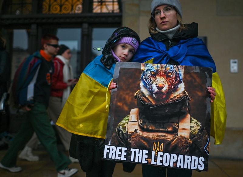 Protest în Polonia, la consulatul Germaniei din Cracovia, prin care se cerea o decizie favorabilă de livrare a tancurilor Leopard în ajutorul Ucrainei, Foto: Artur Widak/NurPhoto / Shutterstock Editorial / Profimedia