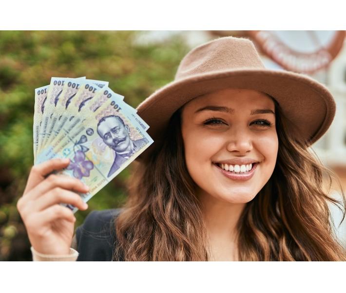 Femeie-bani-lei, Foto: Dreamstime