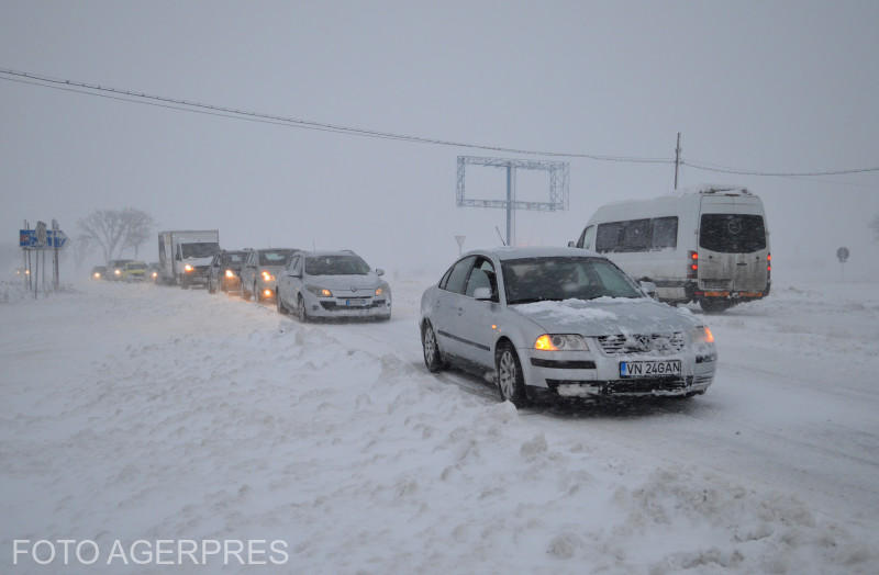 Mașini în trafic iarna, Foto: AGERPRES