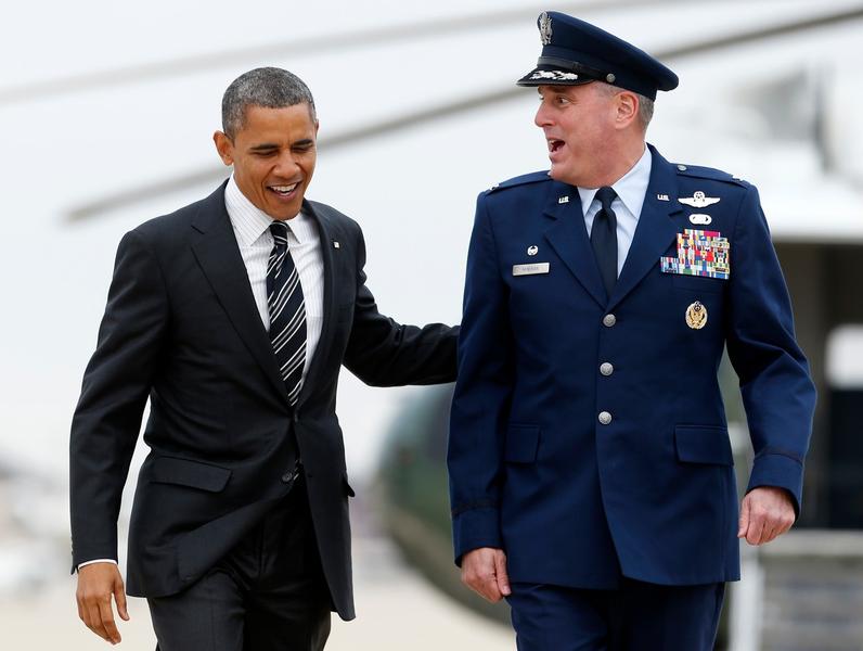 Generalul Michael Minihan, alături de ex-președintele Obama, Foto: Carolyn Kaster / AP / Profimedia