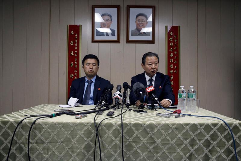 Kwon Jong Gun (cel din stânga) la o conferință de presă, Foto: Mary Altaffer / AP / Profimedia