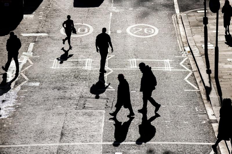 siluete ale unor britanici in timp ce merg pe strazile din Londra, Foto: Jeff Gilbert / Alamy / Alamy / Profimedia