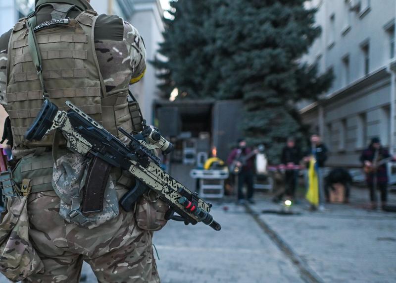 Soldat ucrainean în orașul Herson, Foto: Artur Widak/NurPhoto / Shutterstock Editorial / Profimedia