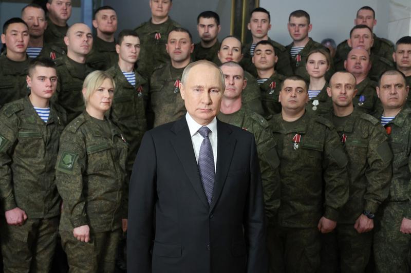 Putin inconjurat de militari, Foto: Mikhail Klimentyev / AFP / Profimedia