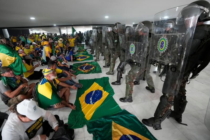 sustinatorii lui Bolsonaro care au luat cu asalt palatul prezidential fata in fata cu politistii, Foto: Eraldo Peres / AP / Profimedia
