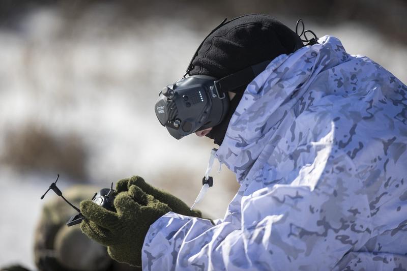 Soldat ucrainean operând o dronă pe frontul din Donețk, Foto: Mustafa Ciftci / AFP / Profimedia