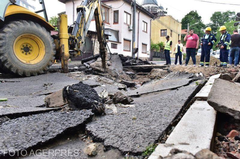 Strada surpata de inundatii în Craiova, Foto: AGERPRES