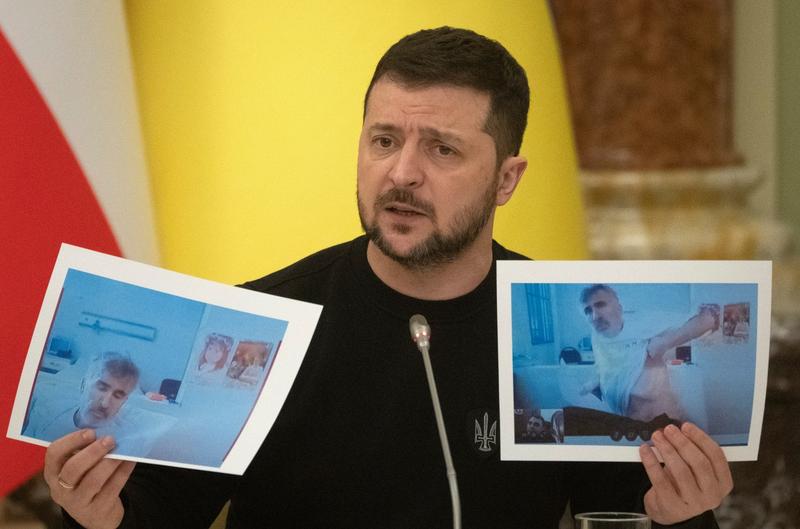 Volodimir Zelenski arătând fotografii cu fostul preşedinte georgian Mihail Saakaşvili în închisoare, Foto: Efrem Lukatsky / AP / Profimedia