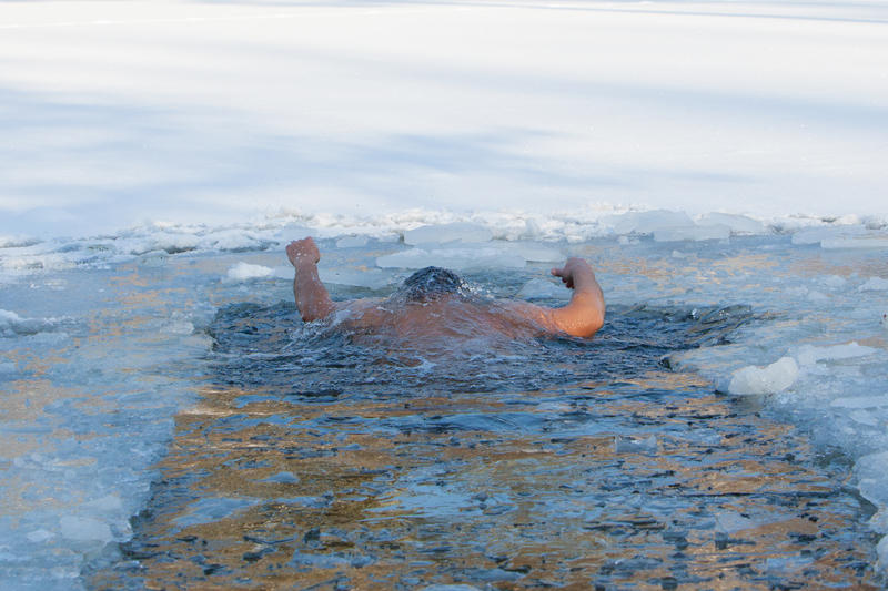 Înot în ape înghețate, Foto: DreamsTime / Tlavrina