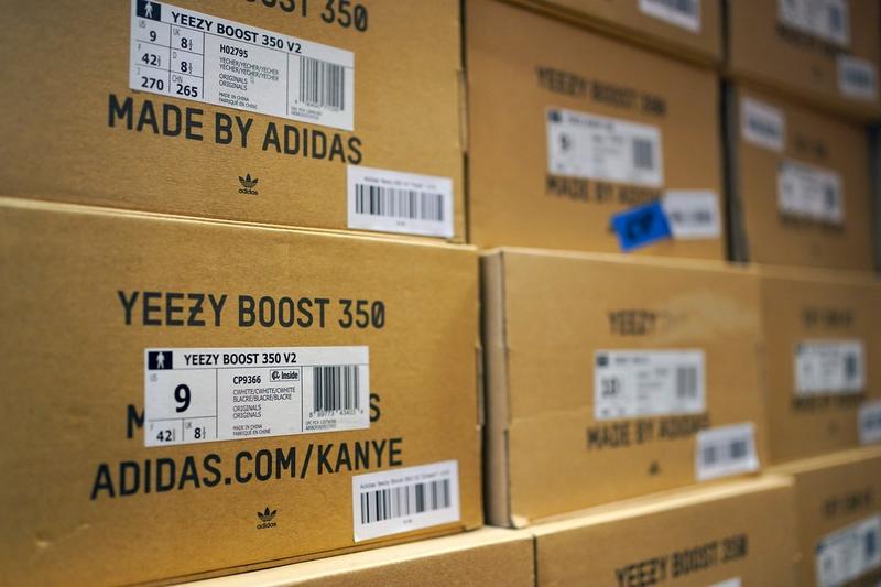 Adidas ar putea pierde venituri uriașe dacă nu va putea vinde stocurile de produse Yeezy, Foto: Seth Wenig / AP / Profimedia