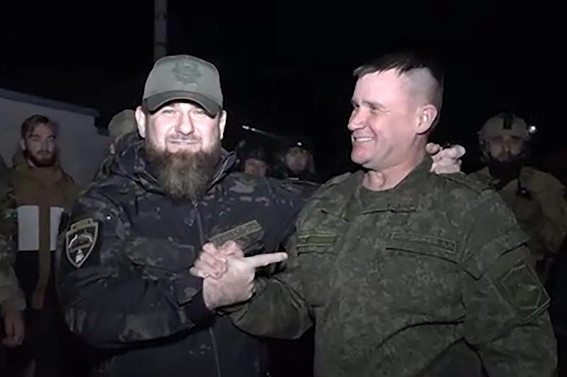 Liderul cecen Ramzan Kadîrov și generalul-locotenent Andrei Mordvicev (dr.) în Mariupol în martie 2022, Foto: Press Office of the Head of the / TASS / Profimedia