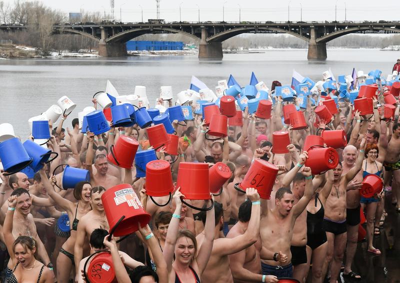 Rusi turnandu-si apa in cap din galeata, Foto: Ilya Naymushin / Sputnik / Profimedia