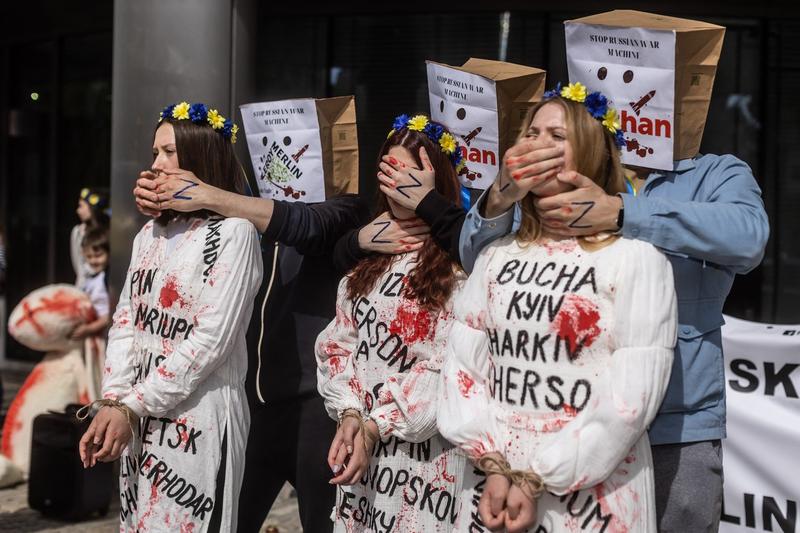 Activiști ucraineni au protestat față de decizia grupului Mulliez, care deține Auchan, Leroy Merlin sau Decathlon, de a nu se retrage din Rusia, Foto: Wojtek RADWANSKI / AFP / Profimedia