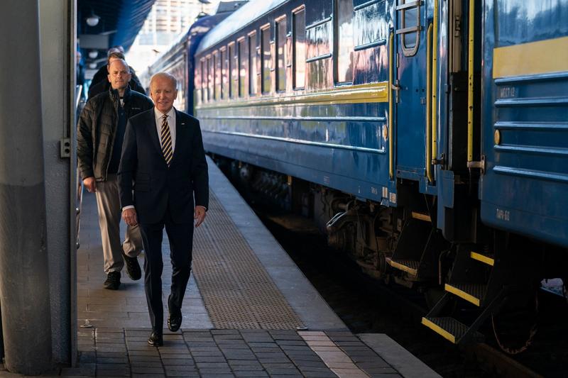 Biden, alaturi de trenul cu care a ajuns la Kiev, Foto: Evan Vucci / AFP / Profimedia