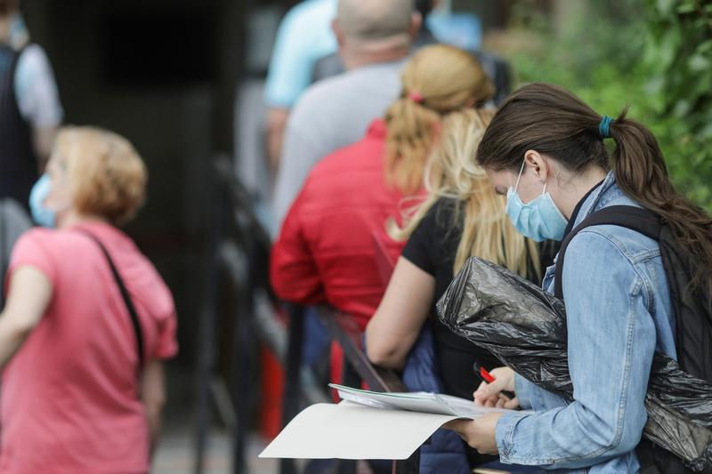 Coadă la taxe locale, Foto: INQUAM Photos / Octav Ganea