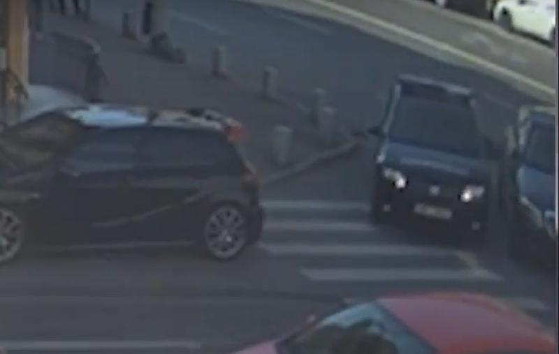 Masina de jandarmi trece pe lângă autoturismul parcat neregulamentar, Foto: Captura video Antena 3