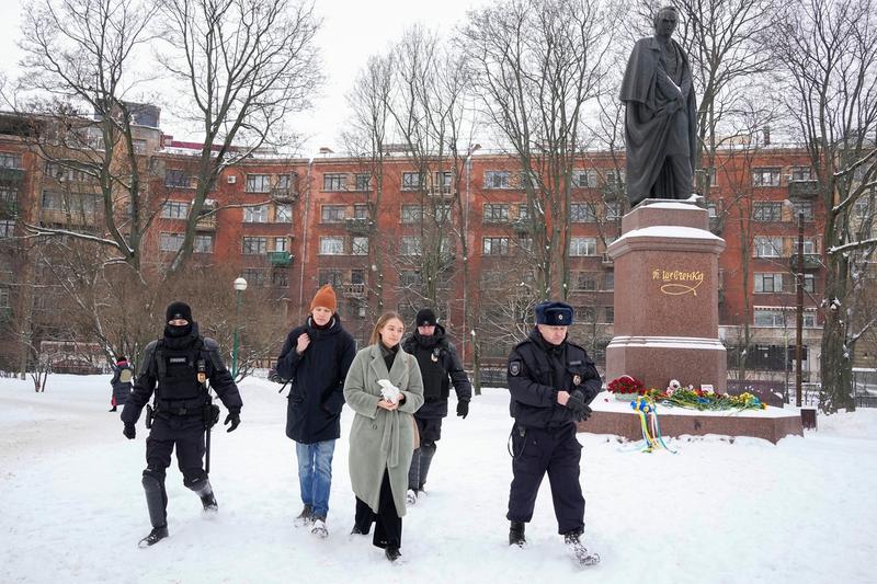 Rusia: Persoane care depuneau flori pentru victimele războiului, la un monument dedicat scriitorului ucrainean Taras Şevcenko, în Sankt Petersburg, au fost arestare de Poliție, Foto: Dmitri Lovetsky / AP / Profimedia