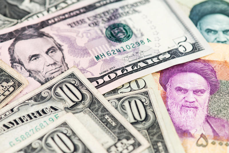 Dolari americani și riali iranieni, Foto: DreamsTime / Aoutphoto