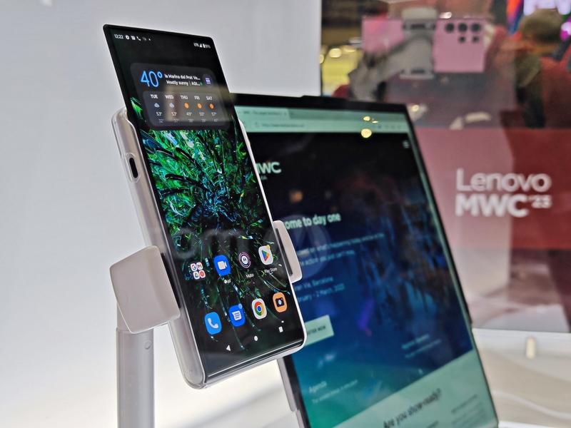 Motorola RIZR și laptopul Lenovo cu ecran rulabil.jpg, Foto: HotNews.ro / Victor Cozmei