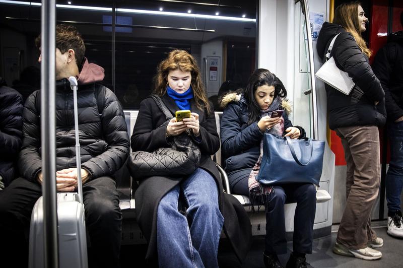 Oameni cu telefoane , Foto: Hollandse Hoogte / Shutterstock Editorial / Profimedia
