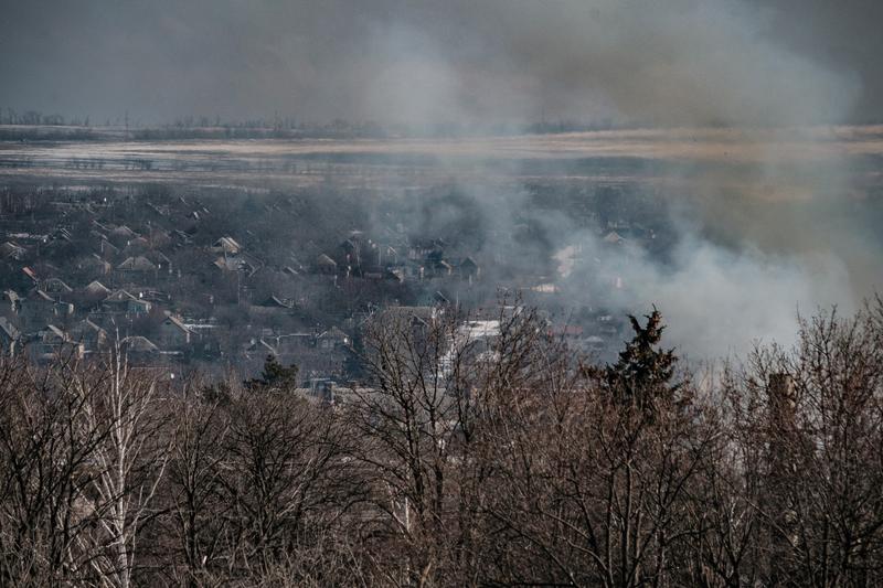 Fum deasupra orasului Bahmut, in timp ce rusii si ucrainenii se lupta pentru controlul acestuia, Foto: Yasuyoshi CHIBA / AFP / Profimedia