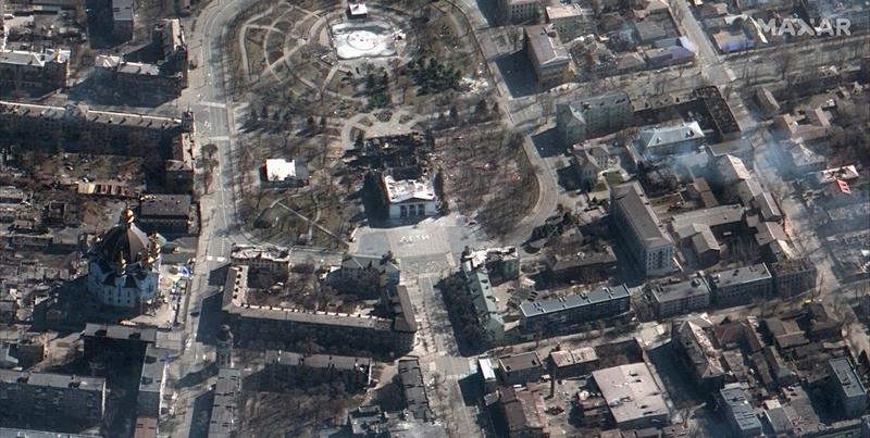 Teatrul Mariupol, asa cum se vedea din satelit pe 19 martie, dupa ce fusese bombardat de rusi, Foto: AFP / AFP / Profimedia