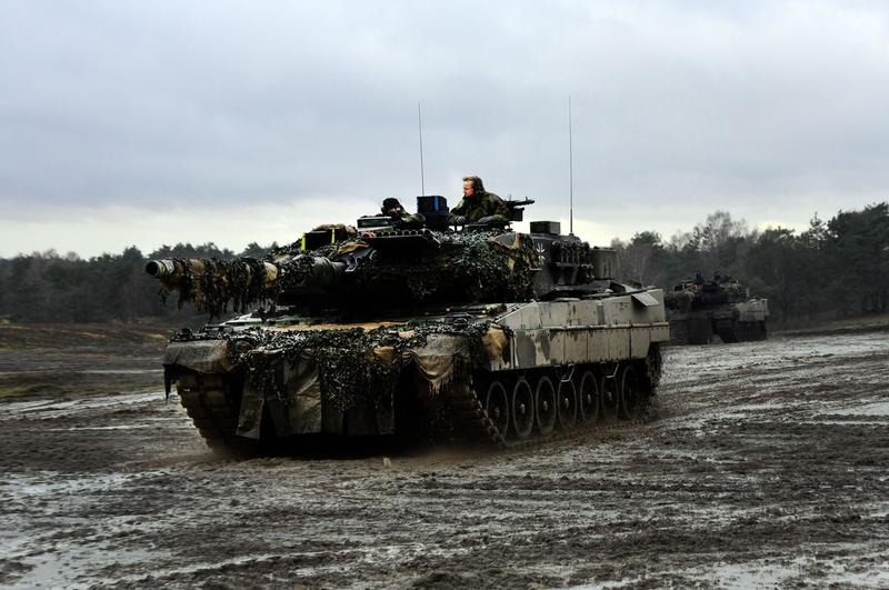 ministrul german al Apararii Boris pe un tanc Leopard 2, Foto: Action Press / Shutterstock Editorial / Profimedia