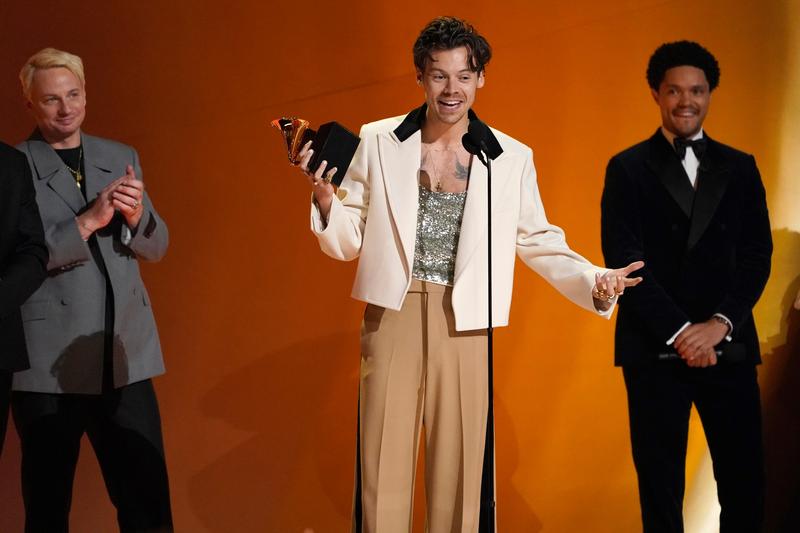 Harry Styles, acceptând trofeul Grammy 2023, Foto: Chris Pizzello / AP / Profimedia