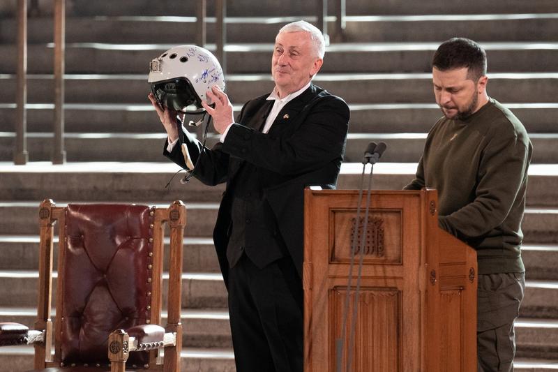 Zelenski ofera lui Lindsay Hoyle o casca de pilot, Foto: Stefan Rousseau / PA Images / Profimedia